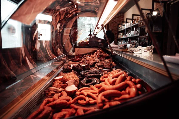 Färsk skinka och korv i köttaffärernas disk — Stockfoto