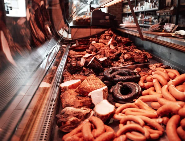 Muchos tipos de salchichas en la carnicería — Foto de Stock