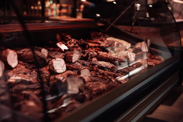 Ветчина и копченое мясо в витрине магазина — стоковое фото