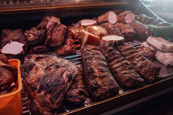 Свежее копченое мясо в мясных лавках — стоковое фото