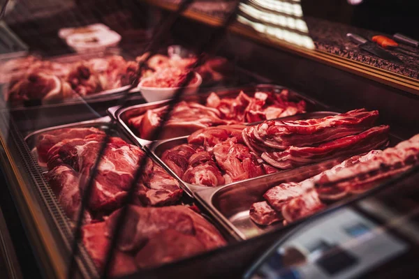 Холодильник с различными мясными продуктами — стоковое фото