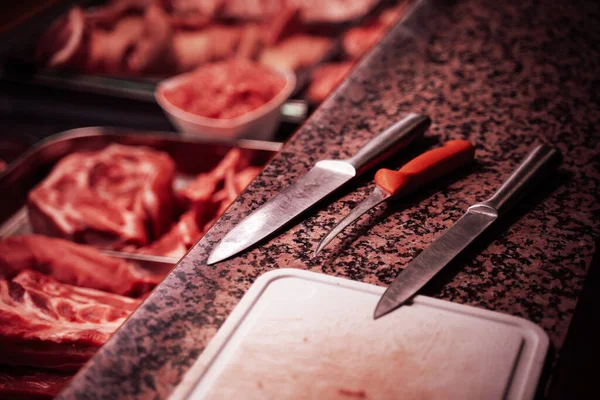 Три типа ножей для резки сырого мяса — стоковое фото