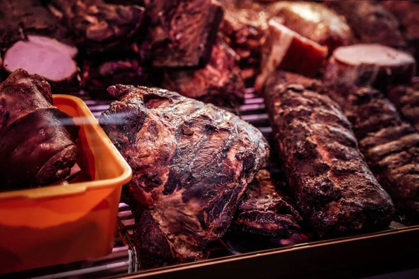 Крупним планом копчене м'ясо в м'ясному магазині — стокове фото