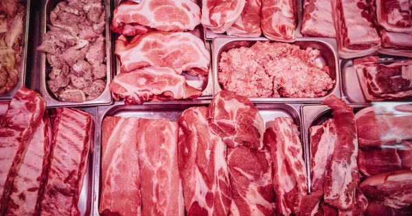 Полностью заполненный различными мясными продуктами — стоковое фото