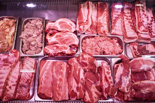 Veel rood en rauw vlees in een vleeswinkel — Stockfoto