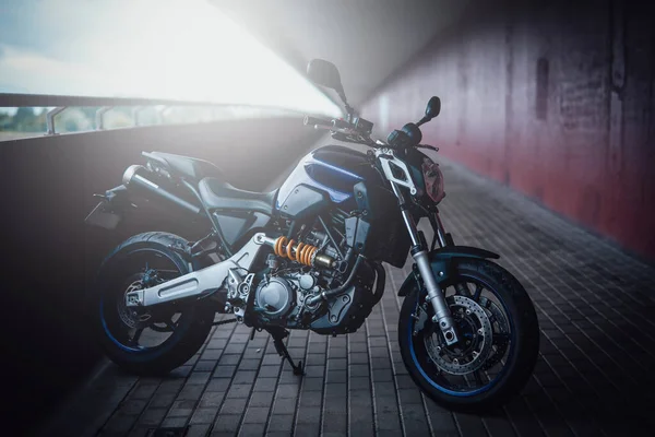 Fin utsikt i sken solljus av mörk urban motorcykel — Stockfoto