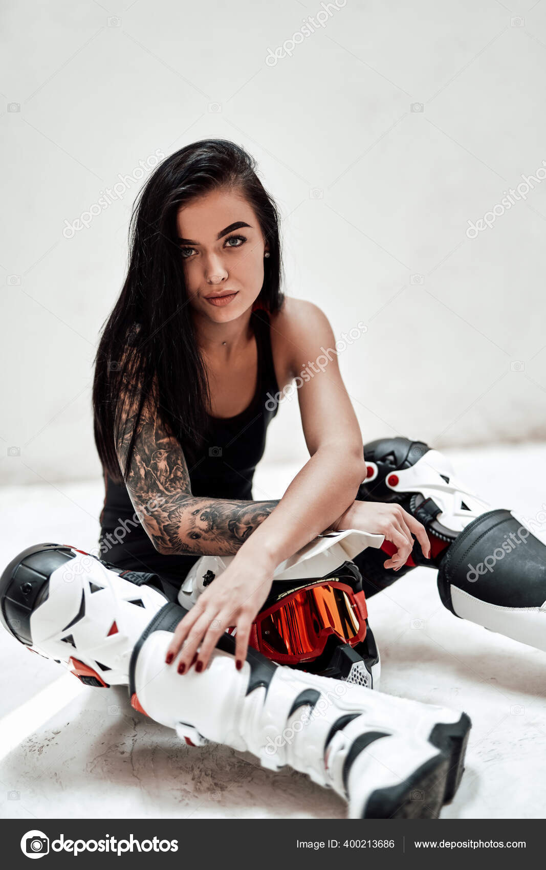 Elegante y sexy morena en chándal posando en un estudio de fotos blanco:  fotografía de stock © fxquadro #400213686 | Depositphotos