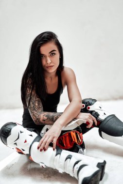 Beyaz bir fotoğraf stüdyosunda eşofmanlı şık ve seksi bir esmer.