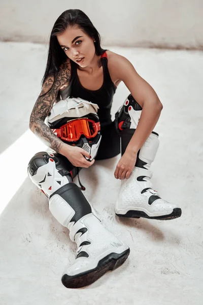 Menina jovem e muito bonita posando com capacete de motocicleta — Fotografia de Stock