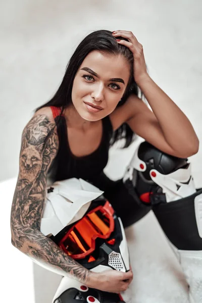 Menina jovem e bonita posando com capacete de motocicleta — Fotografia de Stock