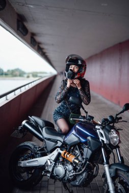 Köprüde bisikleti olan güzel bir kadın sürücü.