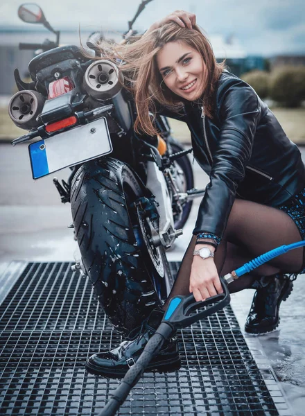 Een carwash en jonge schoonheid vrouw met haar sport fiets — Stockfoto