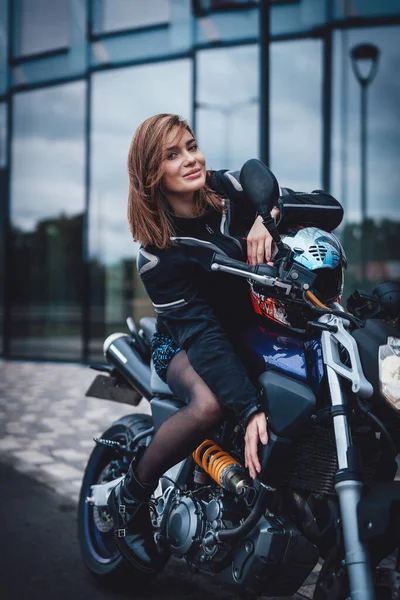 Motosport hobbi vonzó és szépség lány, motosport szenvedély — Stock Fotó