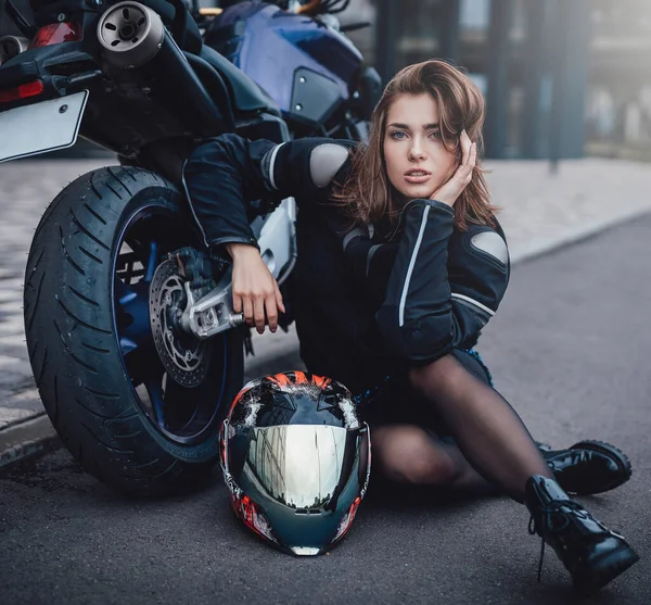 Eine hübsch aussehende Frau und urbanes Sportmotorrad in der Stadt — Stockfoto