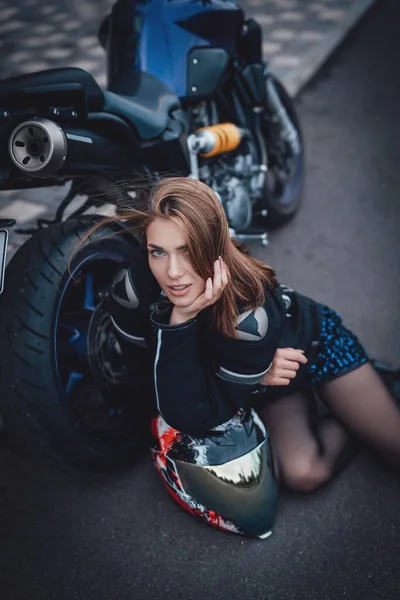 Atraktivní roztomilé dívka řidič ve městě s její městské motocyklu — Stock fotografie