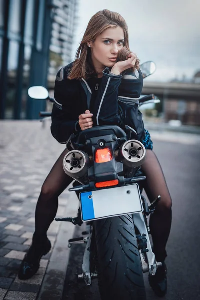 Een mooie vrouw en urban sport motorfiets in de stad — Stockfoto