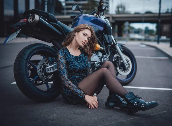Şehirde modern bir motosiklet ve bayan motorcu. — Stok fotoğraf