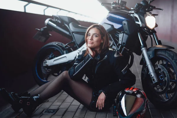 Koyu renk güçlü bisiklet ve kadın kahverengi saçlı sahibi.