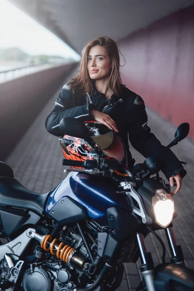 Motociclista de cabello castaño con su poderosa motocicleta moderna —  Fotos de Stock