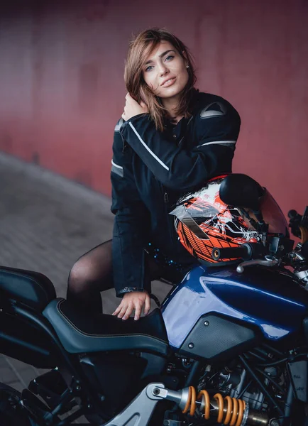 Braune Haare Bikerin mit ihrem leistungsstarken modernen Motorrad — Stockfoto