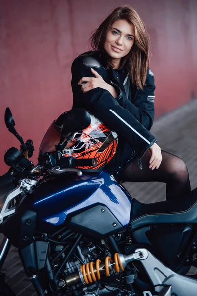 ダーク強力なバイクと彼の女性の茶色の髪の所有者 — ストック写真