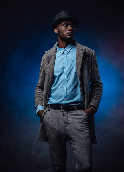 A blackman dressed in stylish fashionable clothes and headdress — Stock Photo, Image