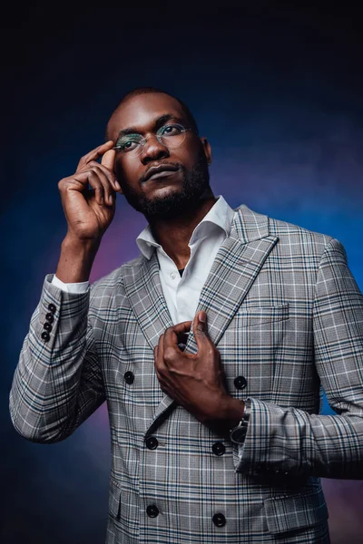 An african man with fashionable custom suit — Stock Photo, Image