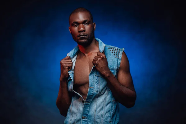 Sexy black man in urban clothes with blue background — Stock Photo, Image