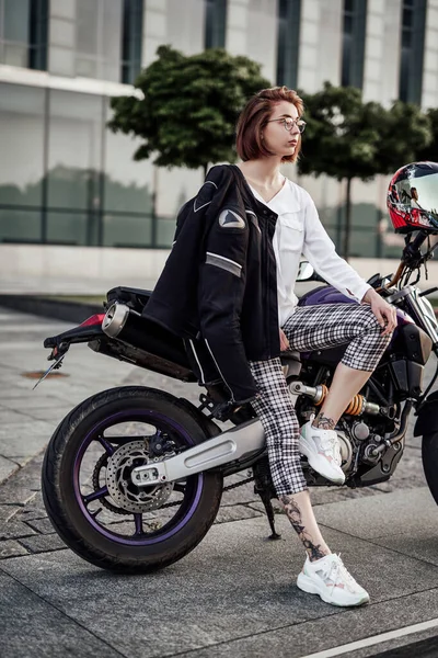 Дуже красива, але серйозна дівчина на стильному спортивному мотоциклі — стокове фото