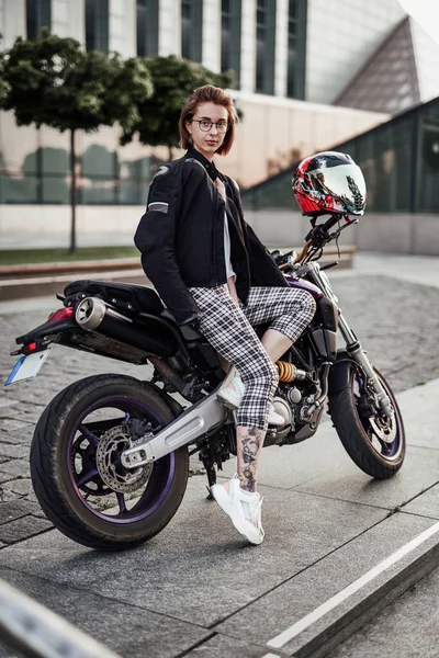 Menina olhando muito elegante em uma motocicleta esporte elegante — Fotografia de Stock