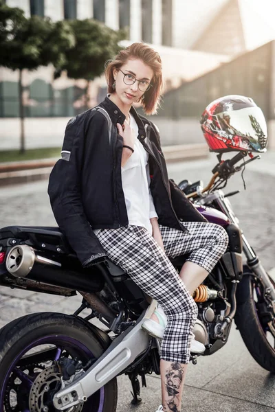 Πολύ όμορφο κορίτσι σε ένα κομψό σπορ μοτοσικλέτα — Φωτογραφία Αρχείου