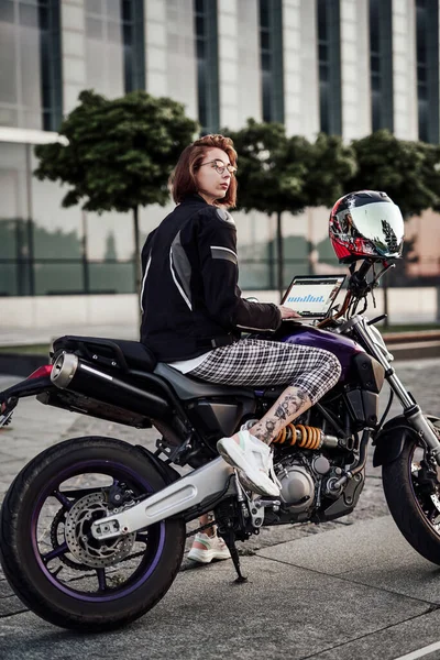 화려 한 자주색 오토바이를 탄 아주 아름다운 소녀 — 스톡 사진