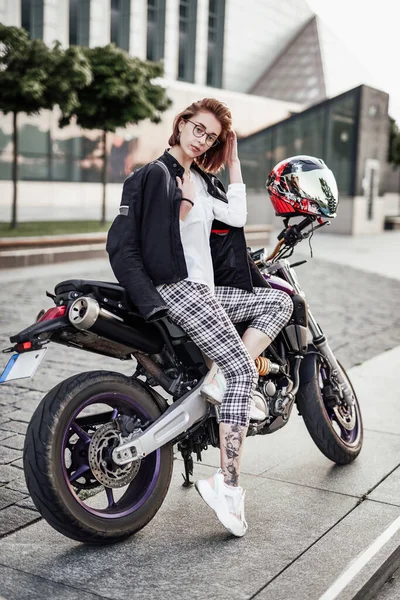 Ragazza carina e bella su una moto sportiva elegante — Foto Stock