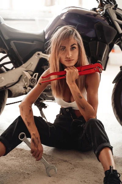 Menina super quente com chaves posando com uma motocicleta esporte — Fotografia de Stock
