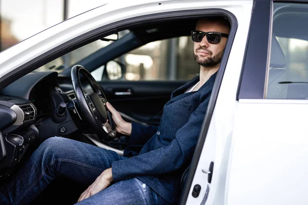 Dospělý podnikatel sedí ve svém novém autě — Stock fotografie