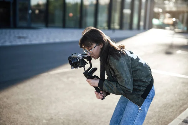 Une photographe professionnelle prend des photos de la ville — Photo