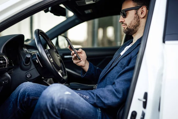 Um empresário dentro de seu carro dirigindo para fazer alguns negócios — Fotografia de Stock