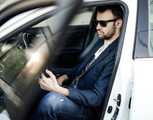 Предприниматель внутри своей машины едет, чтобы заключить несколько сделок — стоковое фото