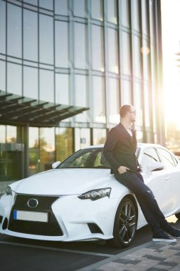 Patron biraz hava almak için dışarı çıktı.