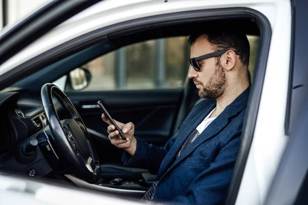 Een ondernemer in zijn auto rijdt om een aantal deals te maken — Stockfoto