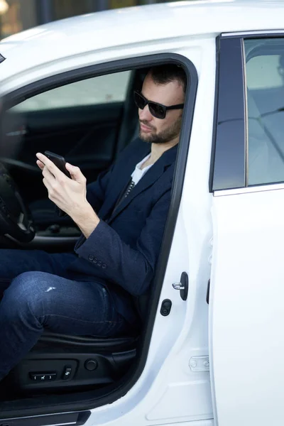 Bir girişimci arabasının içinde bazı anlaşmalar yapmak için araba kullanıyor. — Stok fotoğraf