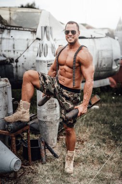 Güçlü ordu küçük gövdeler tutuyor ve gülümsüyor.