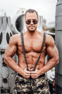 Güçlü asker, tehlikeli roketlerin yanında.