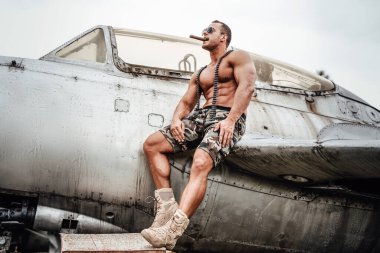 Savaş uçağı ve sigara içen zalim adam.