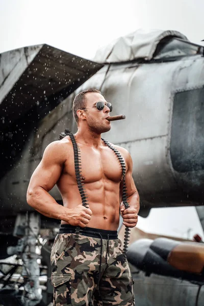 Avion de guerre et homme brutal qui fume cigarette — Photo