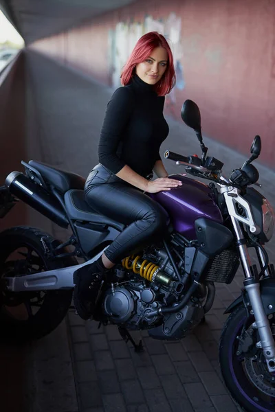 Rotschopf sexy weiblich biker fahrten sie modern motorrad — Stockfoto