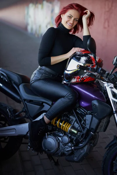 Sonniger Tag Foto von Mädchen, die ihr Fahrrad auf dem Fußgängerüberweg fährt — Stockfoto