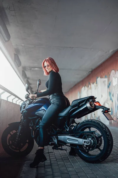 Schönheit Mädchen mit Brille fährt ihr Fahrrad auf der Brücke — Stockfoto