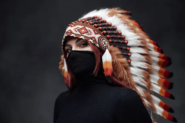 Ein Mädchen mit schönen Augen in amerikanischer Indianermode — Stockfoto