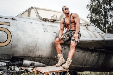 Gözlüklü Amerikan ordusu uçağı düşürdü.